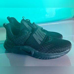 NWOT- Womens Black Nike Sneakers